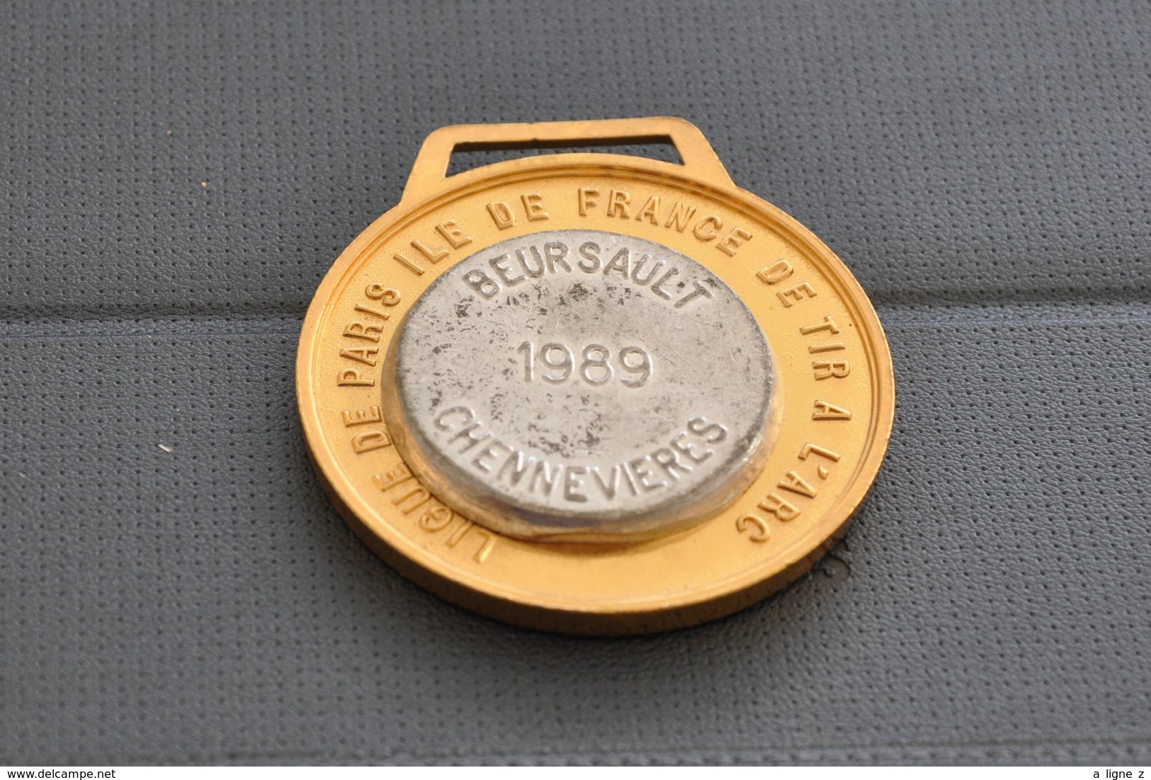 REF MON6 : Médaille Sportive Theme Tir à L'arc Paris Ile De France Beursault Chennevieres 1989 Diam 50mm - Tir à L'Arc