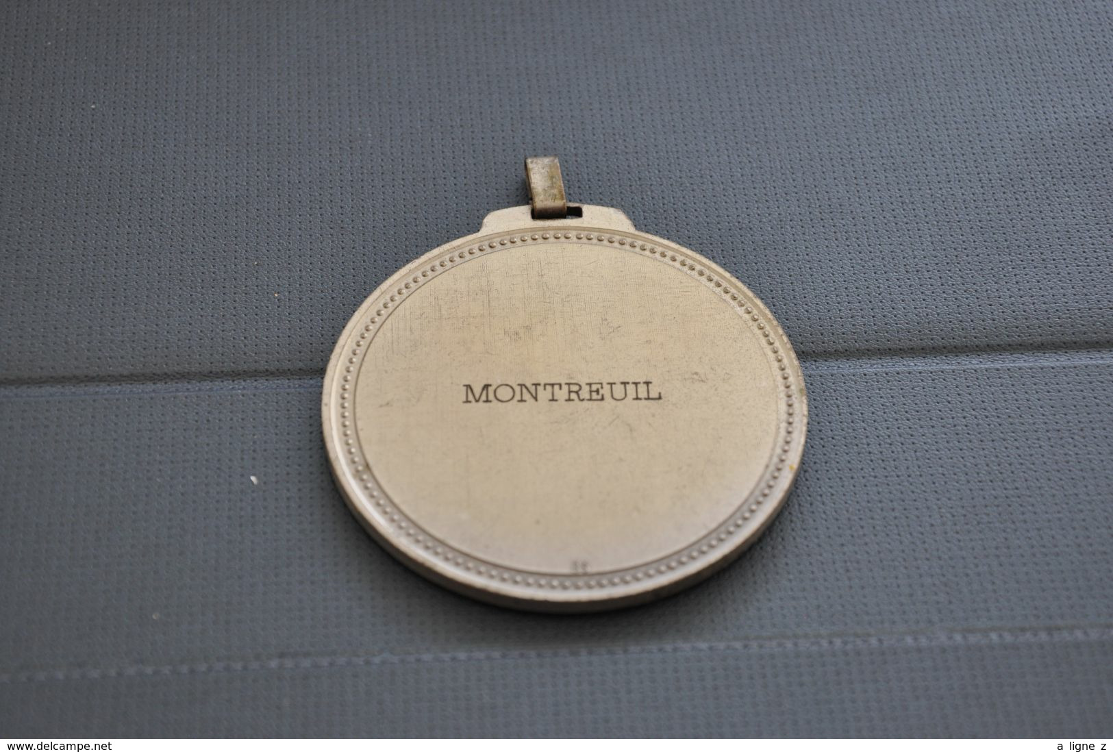 REF MON6 : Médaille Sportive Theme Tir à L'arc Montreuil Diam 70 Mm - Tir à L'Arc