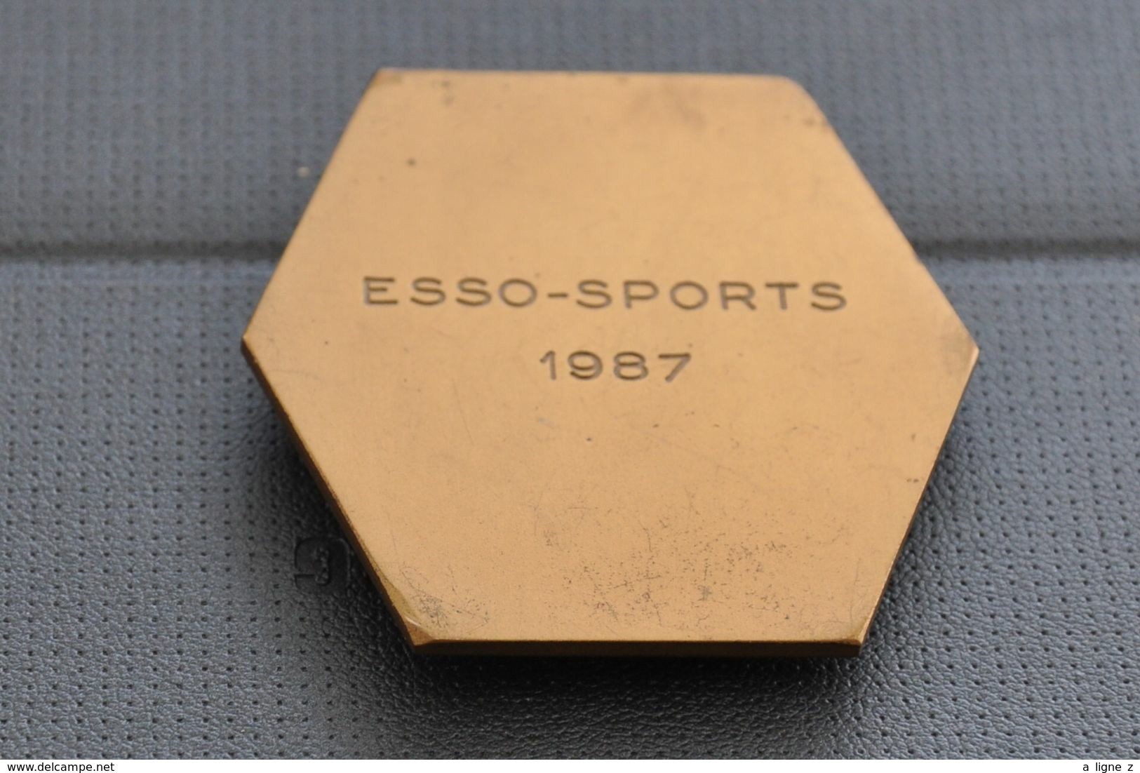 REF MON6 : Médaille Sportive Theme Tennis 50 X 53 Mm Esso Sports 1987 - Autres & Non Classés
