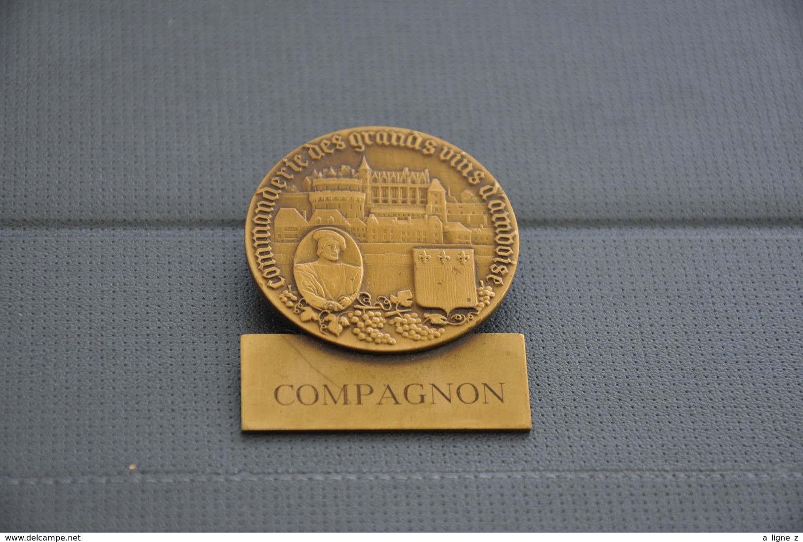 REF MON6 : Médaille 50 X 40 Mm Commnderie Des Grands Vins D'Amboisse Compagnon Broche - Professionnels / De Société