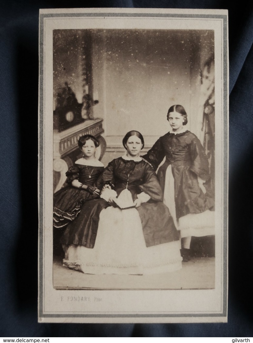 Photo CDV E. Fondary à Paris - Jeune Fille Et Deux Fillettes,  Second Empire Circa 1860-65 L511 - Old (before 1900)