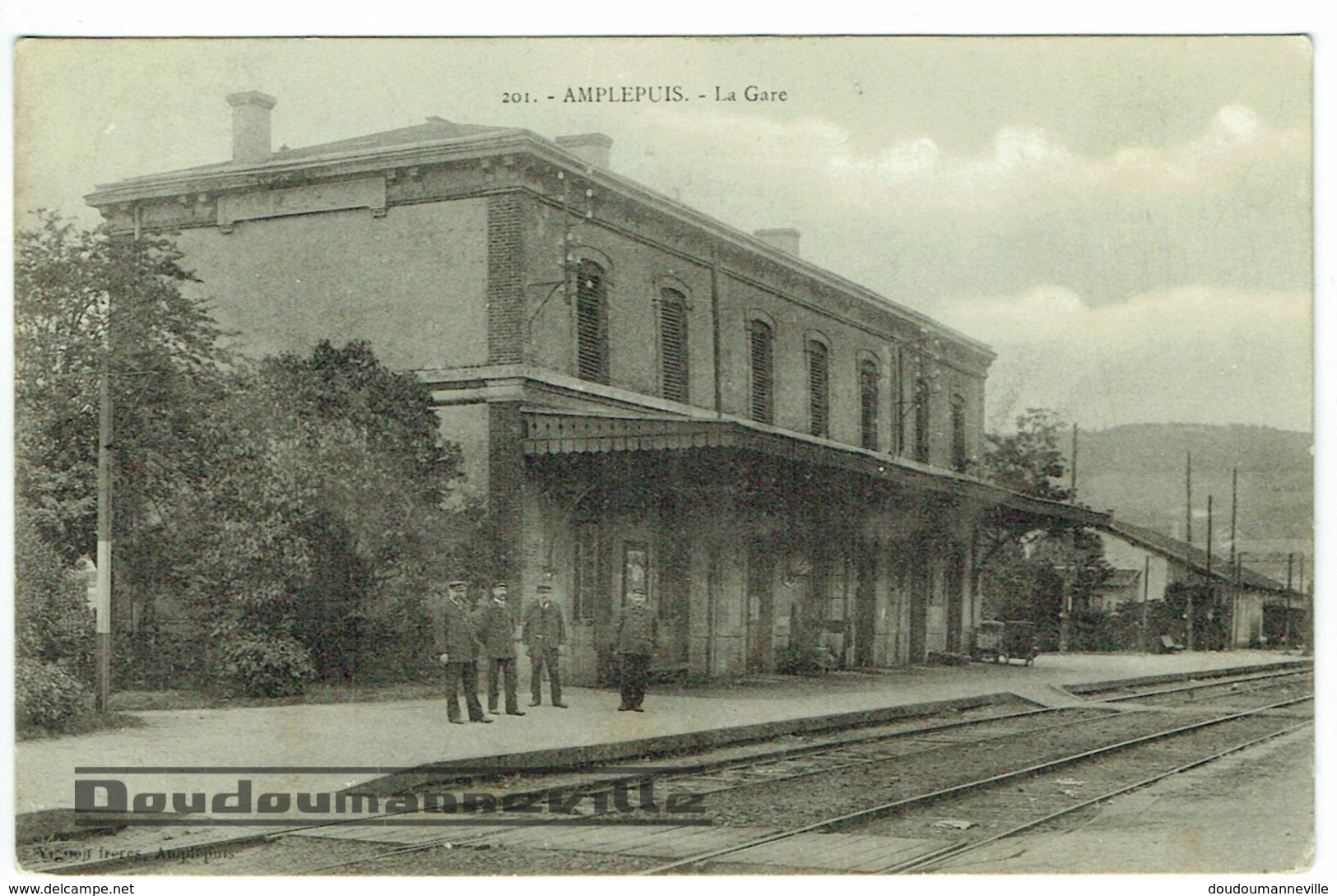 CPA - 69 - AMPLEPUIS - Personnel Devant La Gare - Transport - Amplepuis