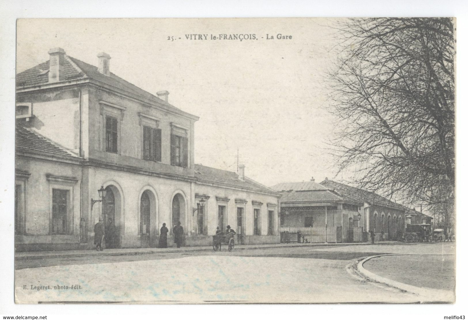 51/CPA - Vitry Le François - La Gare - Vitry-le-François