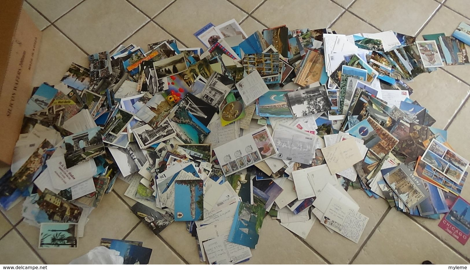 F626 Carton 28 Kgs De Cartes Postales De Différentes époques Et Différents Pays ...Voir Commentaires !!! - Kilowaar (min. 1000 Zegels)