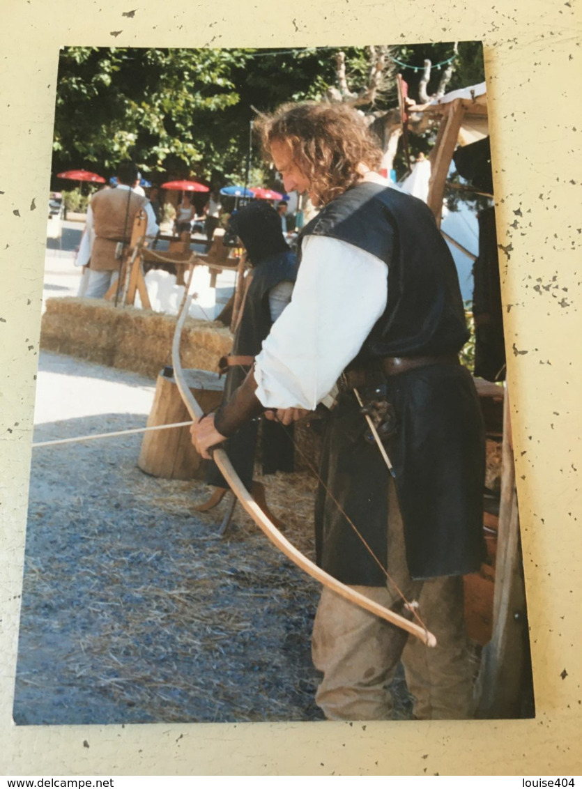 P4 - Journées Médiévales De Roquebrune Sur Argens (83) 29 Août 2004 - Archer Avec Un Arc Médiéval Longs Bouts - Bogenschiessen
