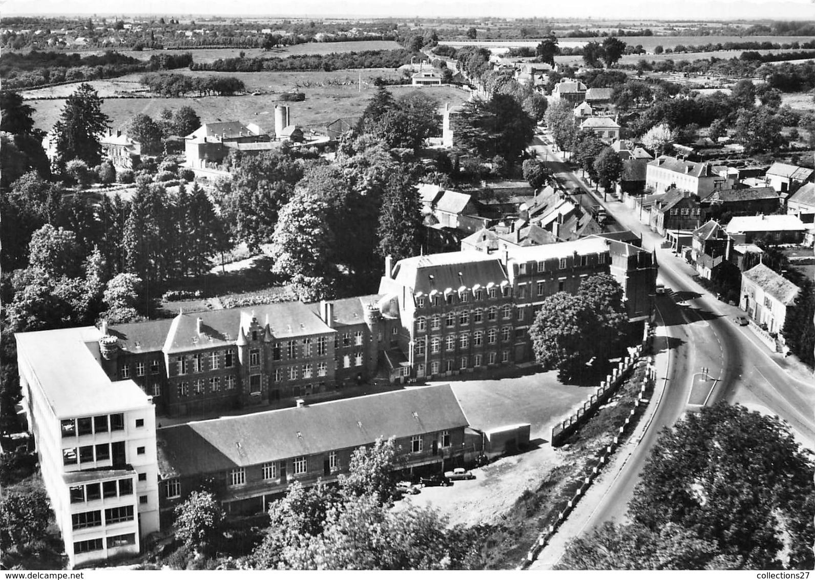 02-VERVINS- L'INSTITUTION ST-JOSEPH VUE DU CIEL - Vervins