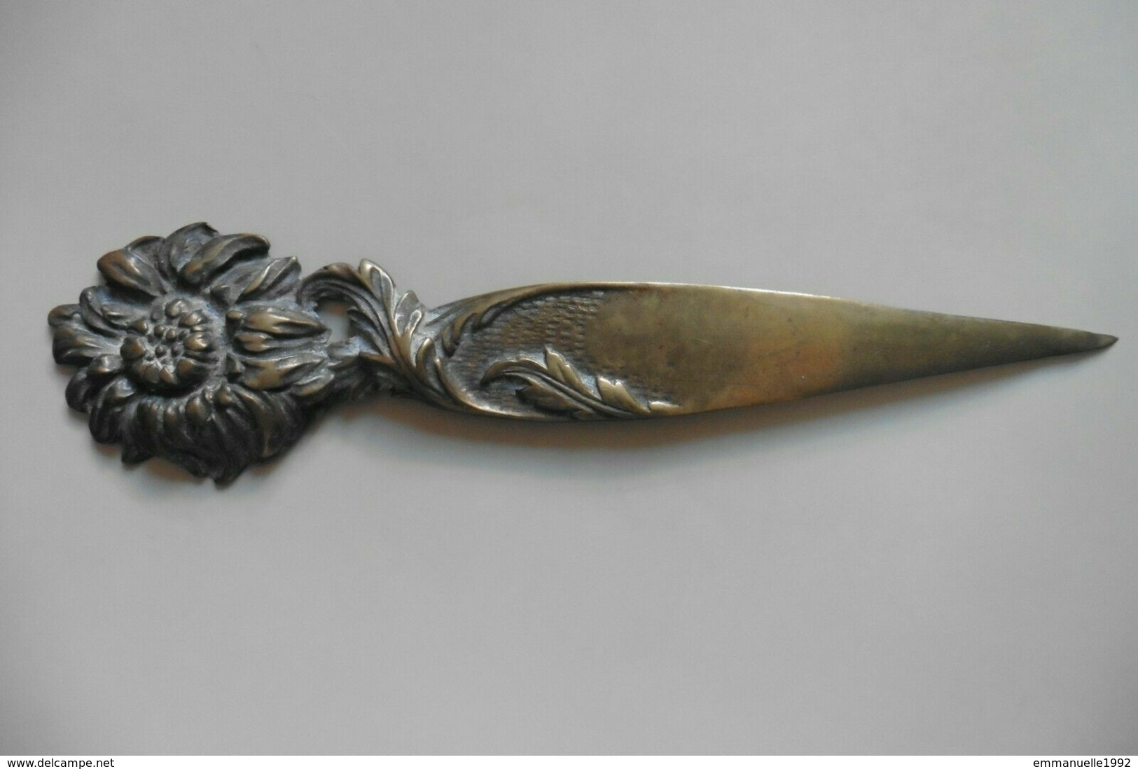 Coupe-papier Ouvre-lettre Ancien Art Nouveau Décor Fleur Chrysanthème Ou Marguerite - Bronzes