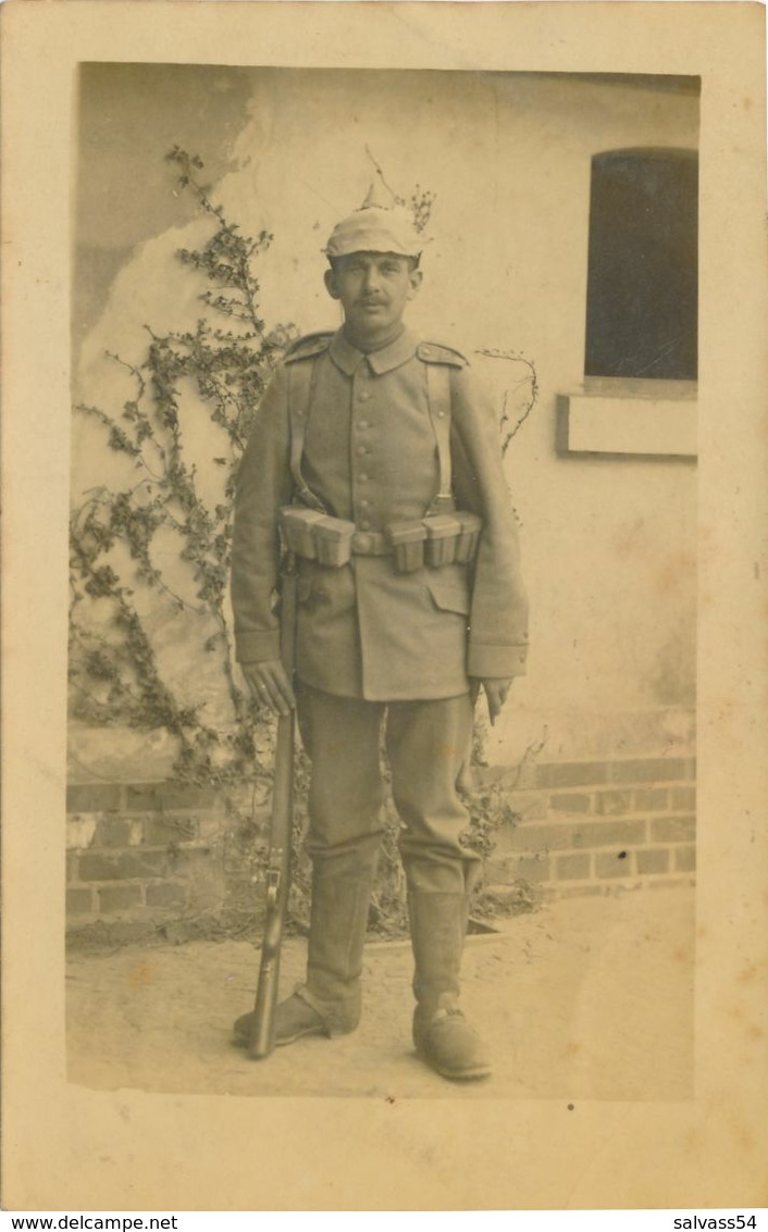 Carte-Photo : Portrait Militaire Allemand En Arme Et Casque à Pointe (anonyme- Sans Date)  (BP) - Guerre, Militaire