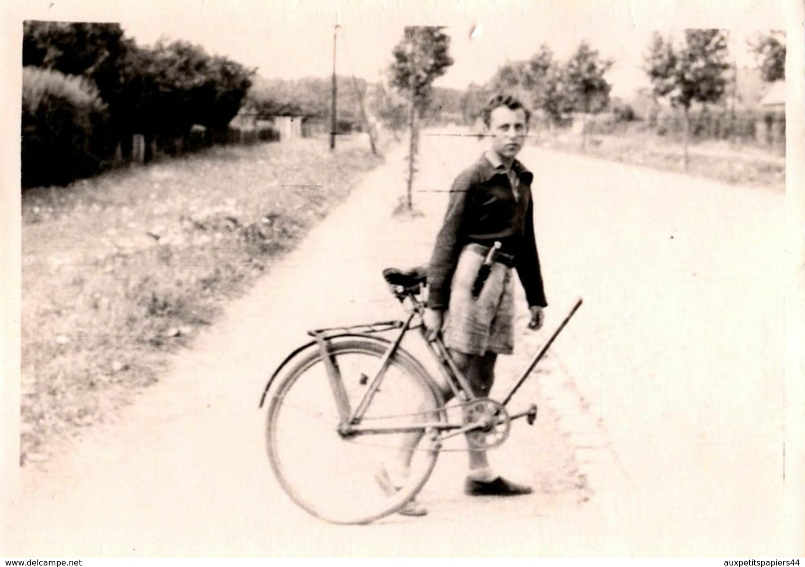 Amusante Photo Originale Cycliste Adolescent Au Poignard à L'étrange Vélo Maison Mono Roue Arrière Vers 1940 - Radsport