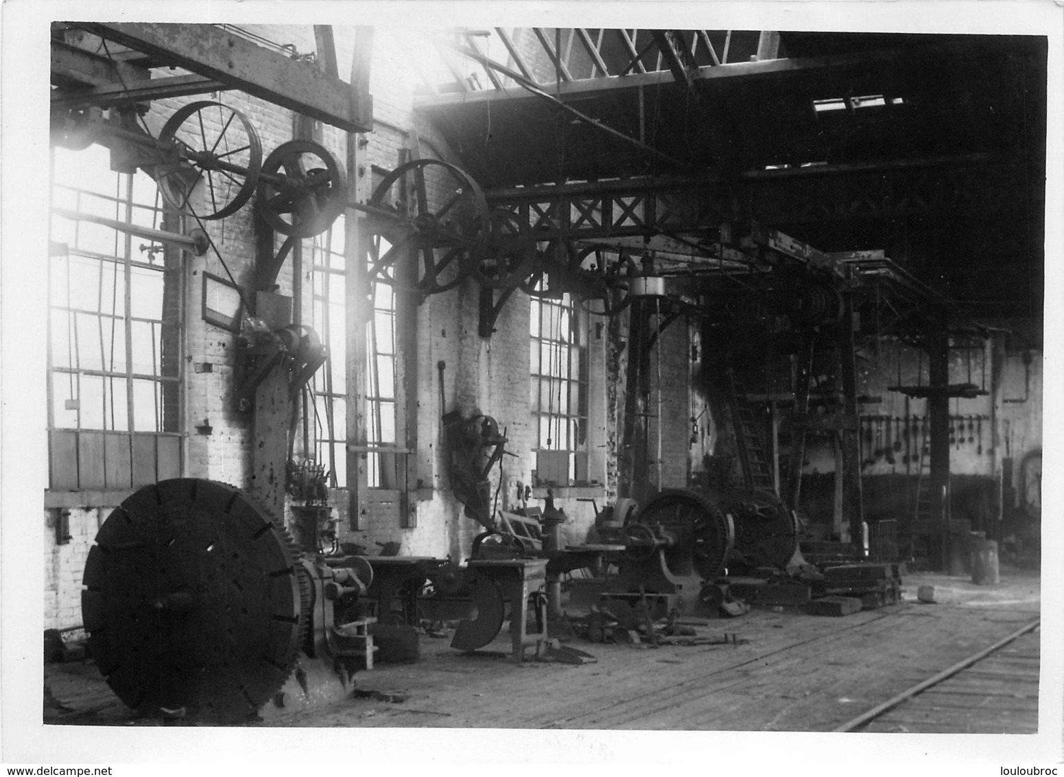 CALAIS  GARE MACHINES OUTILS DETRUITES PAR SABOTAGE PAR LES ALLEMANDS  PHOTO ORIGINALE 17 X 12.50 CM - Lieux