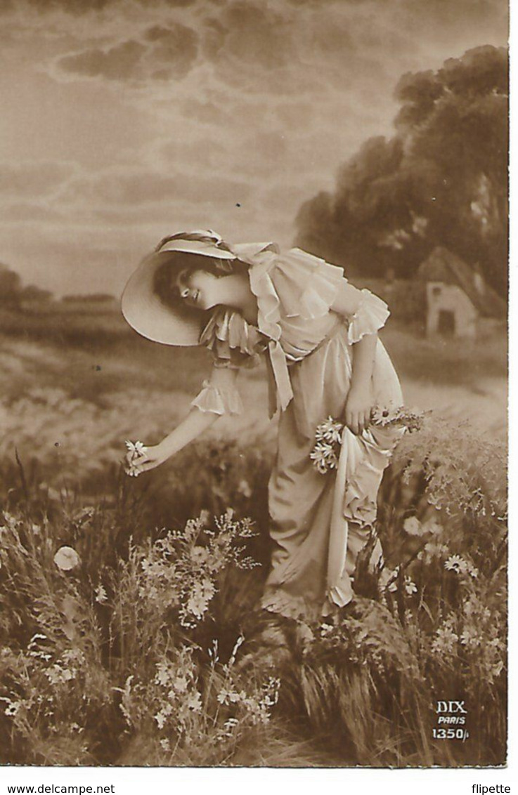 L60E024 - Portrait De Jeune Femme Dans Un Jardin Cueillant Des Marguerites - Dix N°1350/1 - Donne