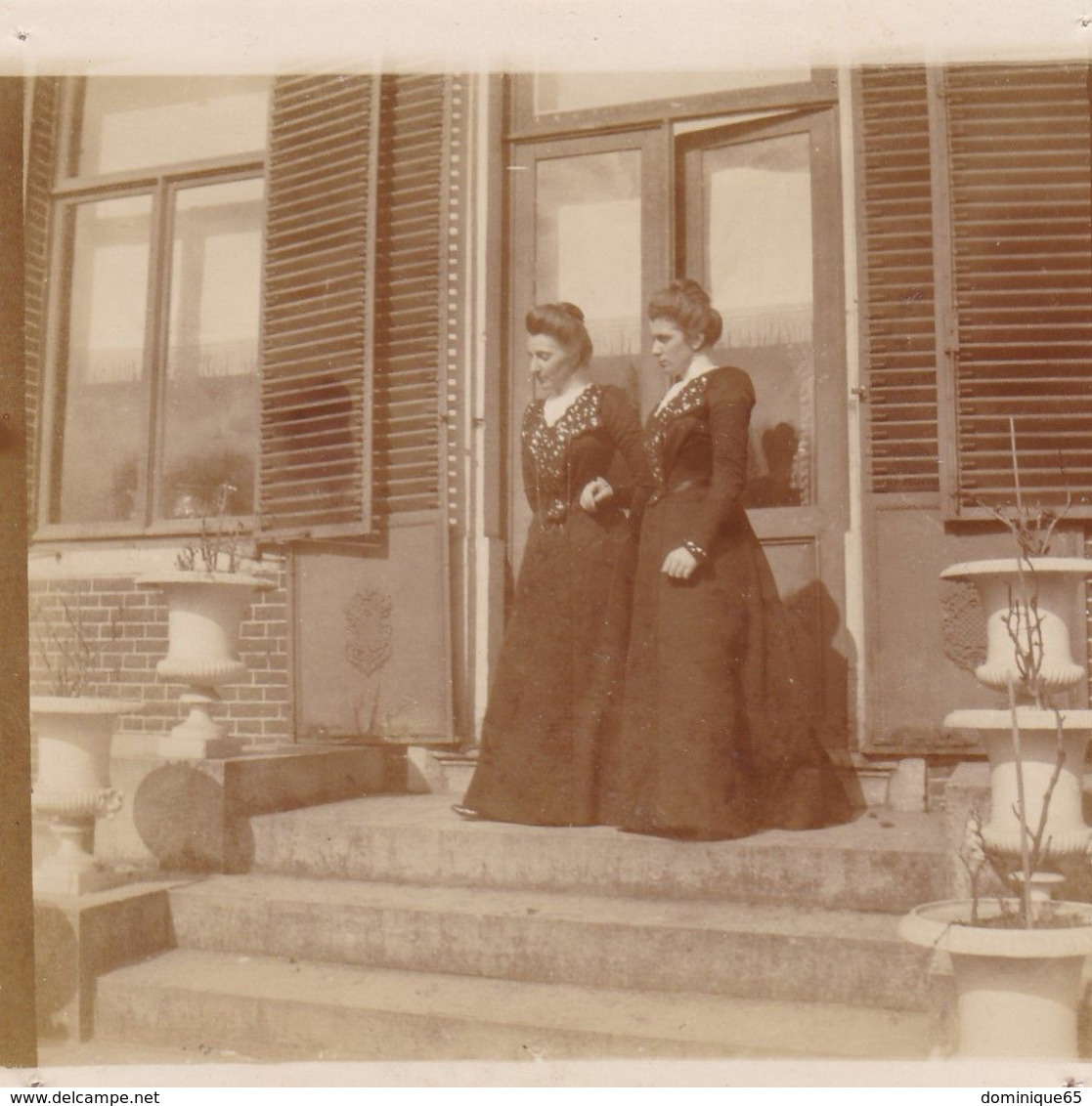 Photo Originale 1900  Château De Bouillon Baulers ? Famille Noblesse 2 Dames Sur Escalier - Orte