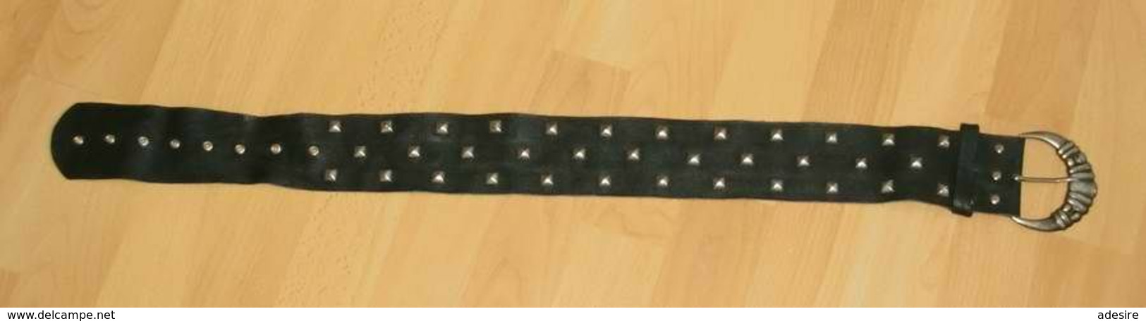 Alter Nietenbesetzter Breiter LEDERGÜRTEL, Rocker Kult Der 70er Jahre, Sehr Schönes Stück, Länge Ca.78cm, Breite Ca. 6cm - Belts & Buckles