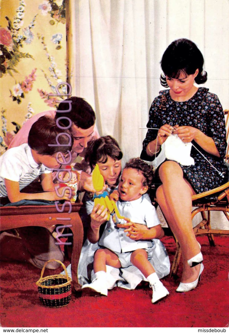 Famille Parfaite Des Années 1950 - 1960, Fillette, Garçon, Jouets -Perfect Family Of The 1950s - 1960, Girl, Little Boy - Mode