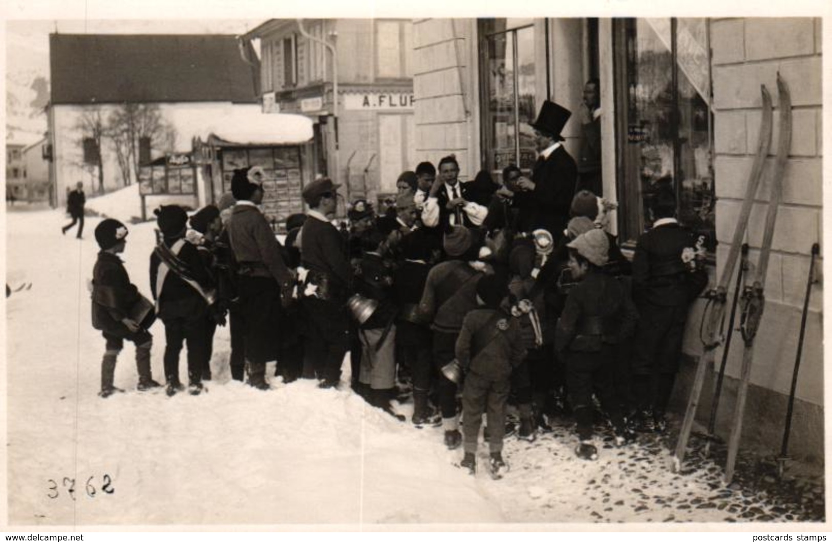 Pontresina, Fastnacht, Gesellschaft Vor Einem Geschäft, Um 1930 - Pontresina