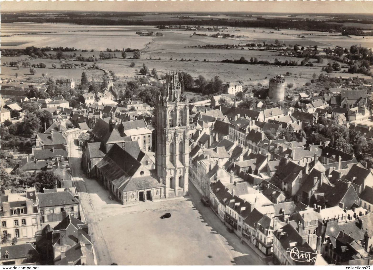 27-VERNEUIL-SUR-AVRE- PLACE DE LA MADELEINE ET L'EGLISE VUE AERIENNE - Verneuil-sur-Avre