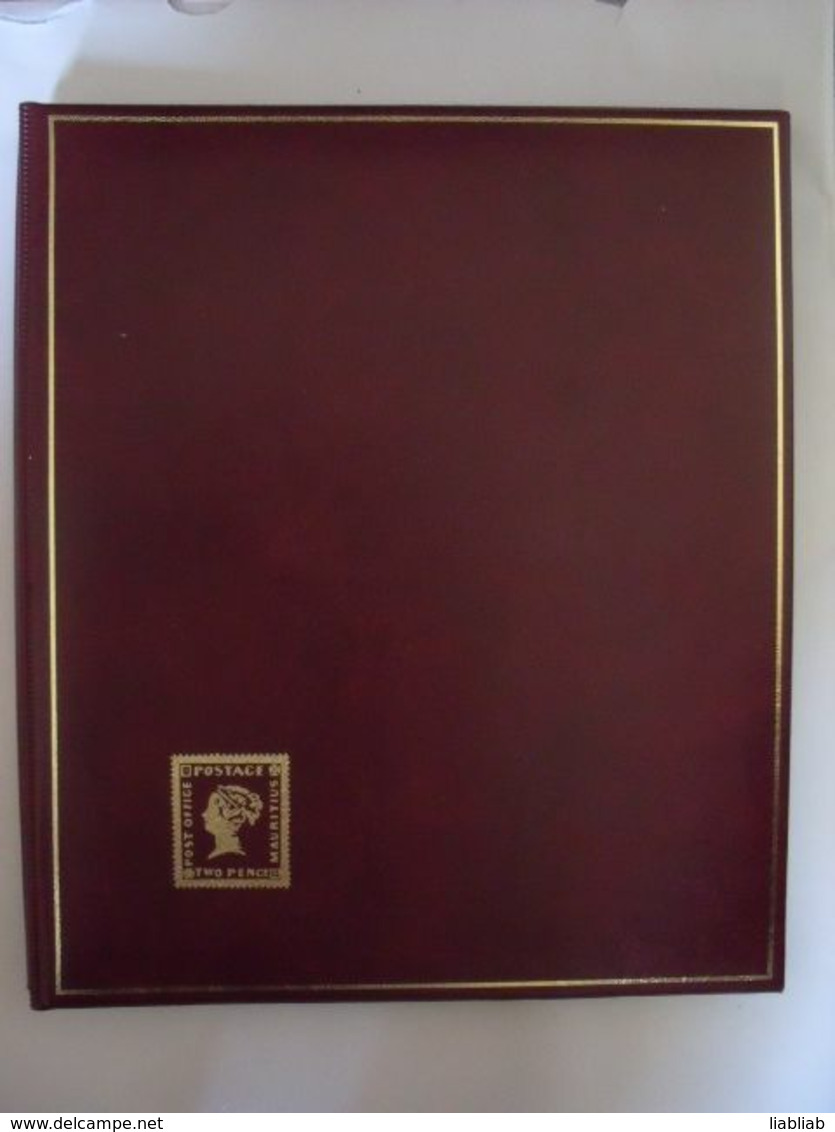 UN CLASSEUR ROUGE BORDEAUX A DECOR ET LISERETS DORES POUR TIMBRES POSTE - Large Format, Black Pages