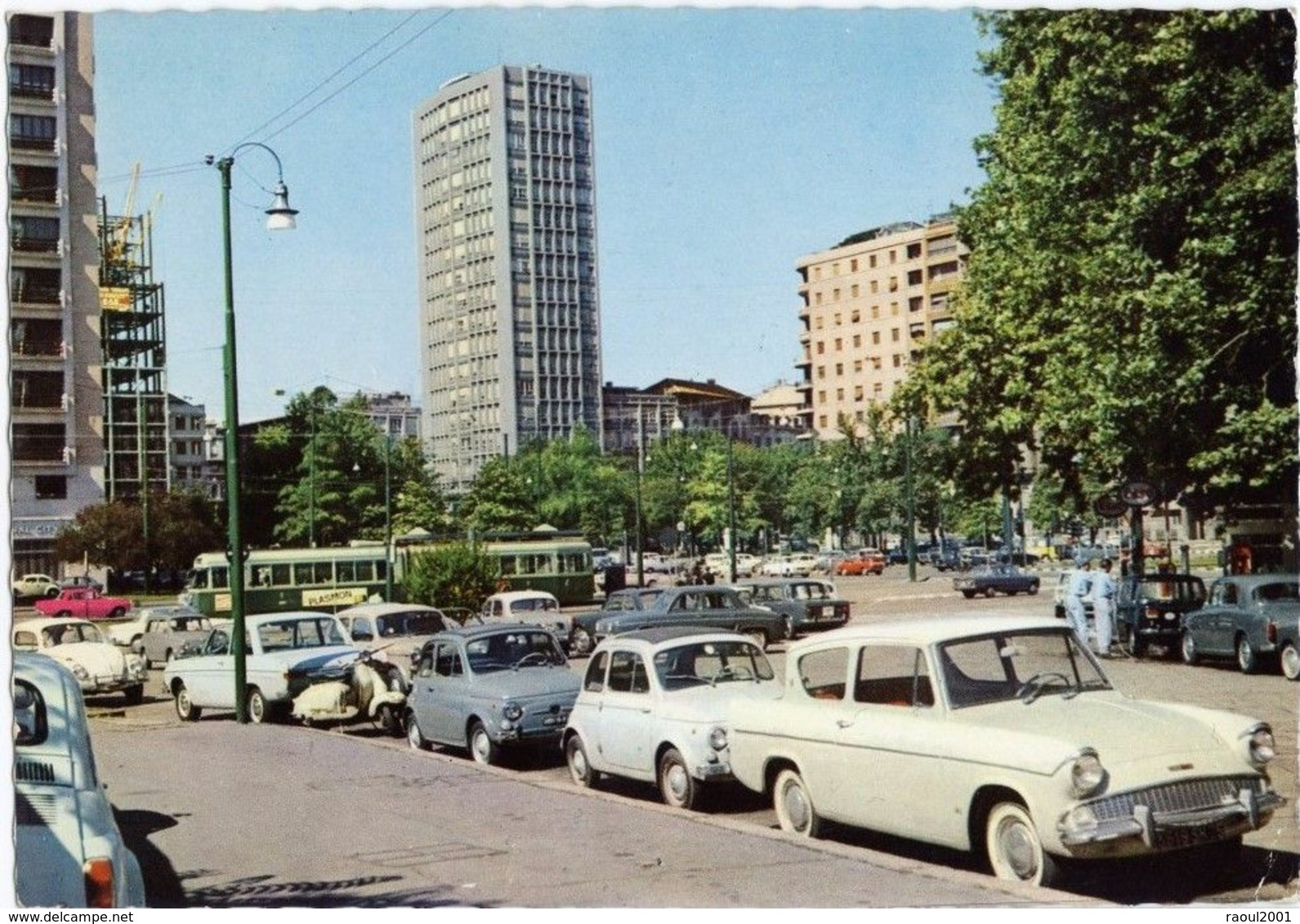 Autos Voitures Automobiles Cars - MILAN - Ford Anglia Fiat 500 Scooter Vespa Volkswagen VW Coccinelle Käfer Dauphine Etc - PKW