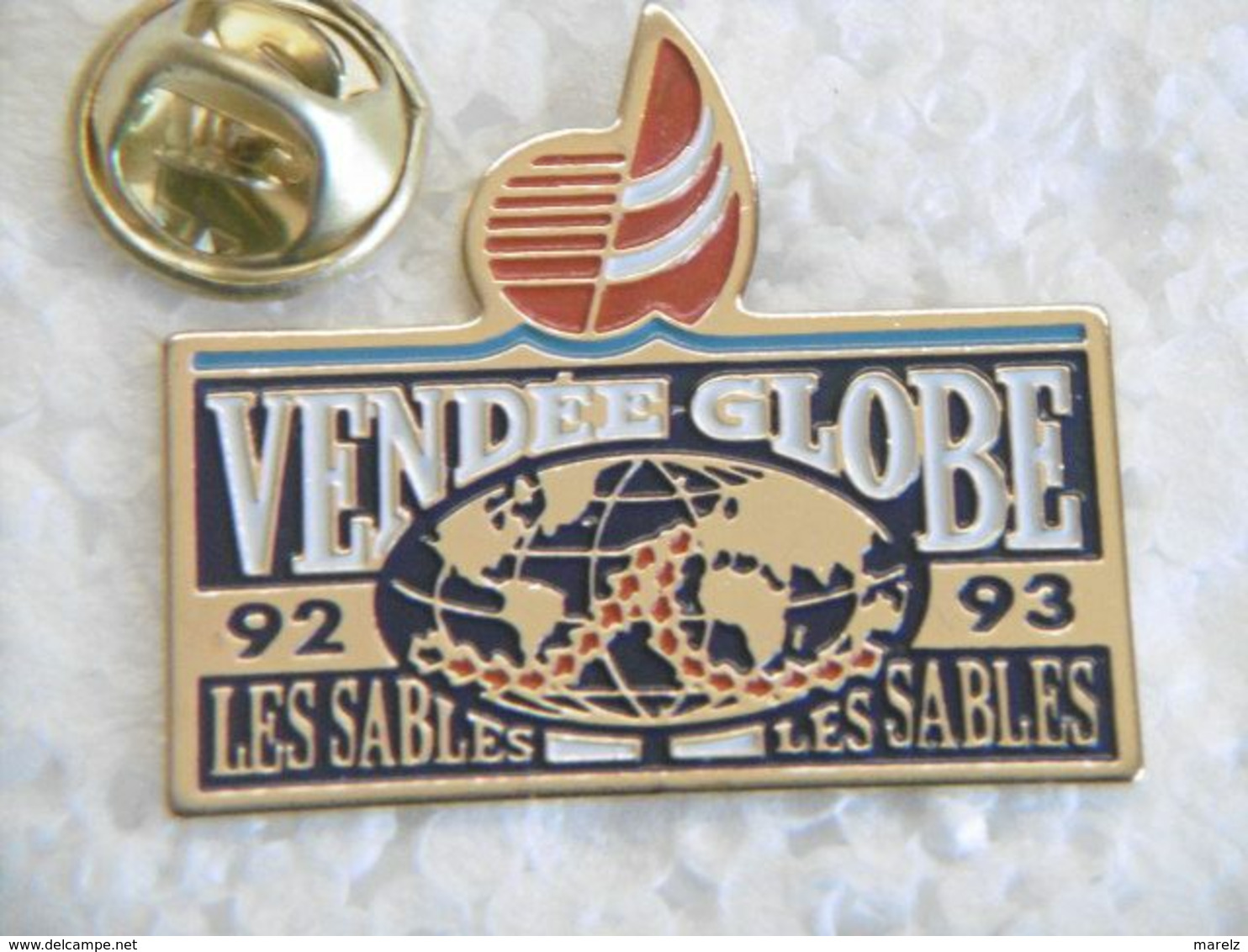 Pin's - Bateaux - Voiliers Course à La Voile Autour Du Monde "VENDÉE GLOBE" LES SABLES D'OLONNE 85 Vendée - Barche