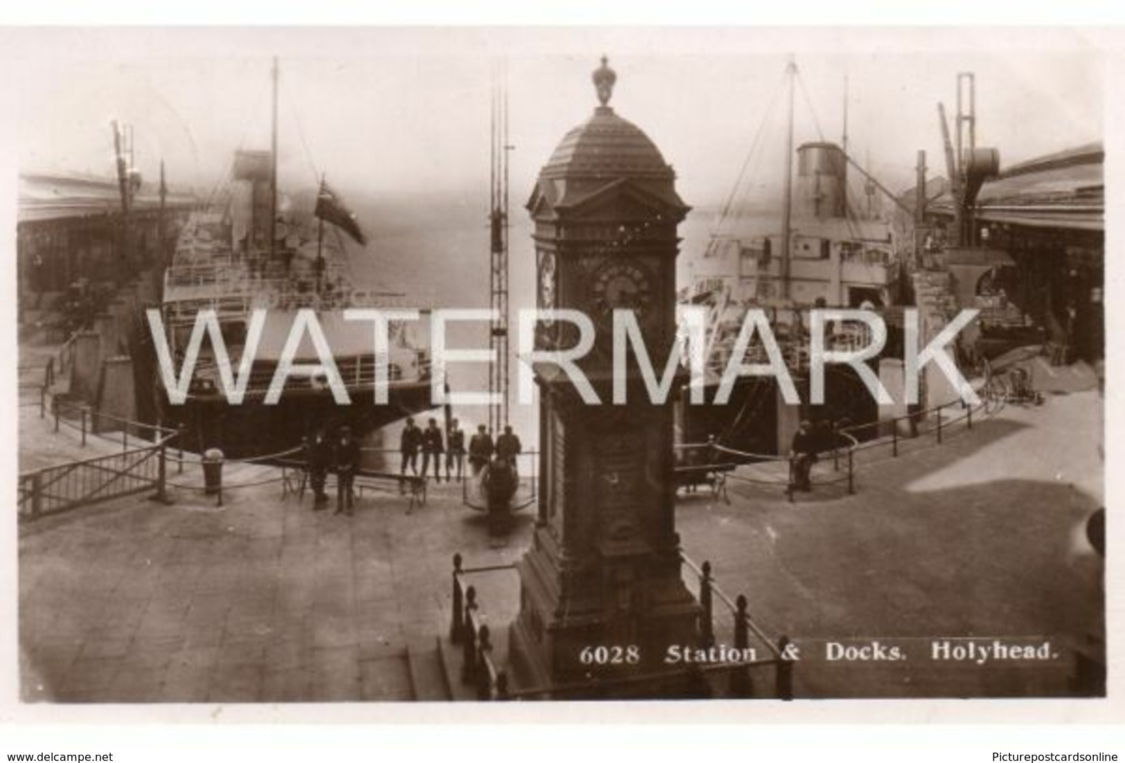 HOLYHEAD STATION AND DOCKS OLD  R/P POSTCARD WALES ANGLESEY - Anglesey