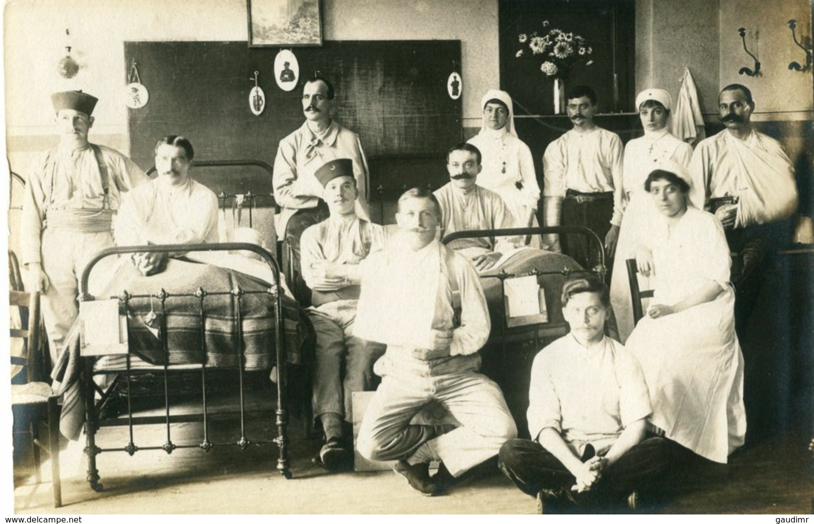 CARTE PHOTO FRANÇAISE - BLESSES ET INFIRMERIES A L'HOPITAL AUXILIAIRE N°10 A SAINT CHAMONT - LOIRE  - GUERRE 1914 1918 - War 1914-18