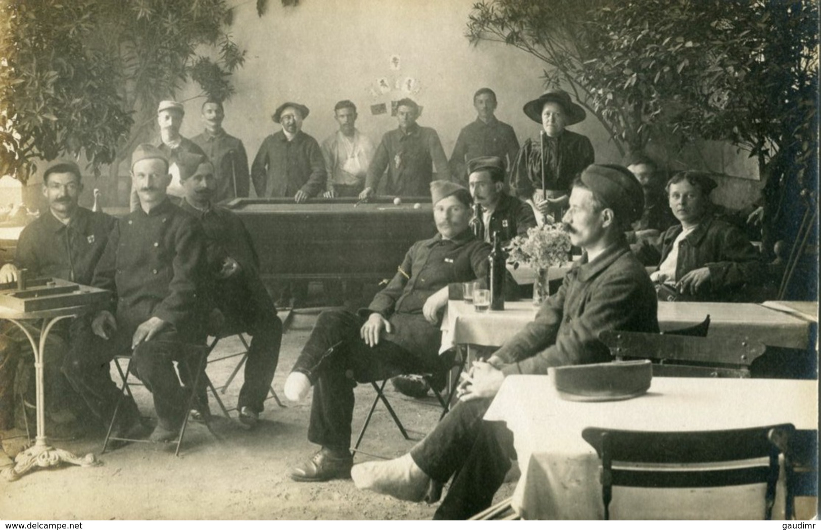 CARTE PHOTO FRANÇAISE - LES BLESSES DE L'HOPITAL AUXILIAIRE N°10 A SAINT CHAMONT - LOIRE  - GUERRE 1914 1918 - Guerra 1914-18