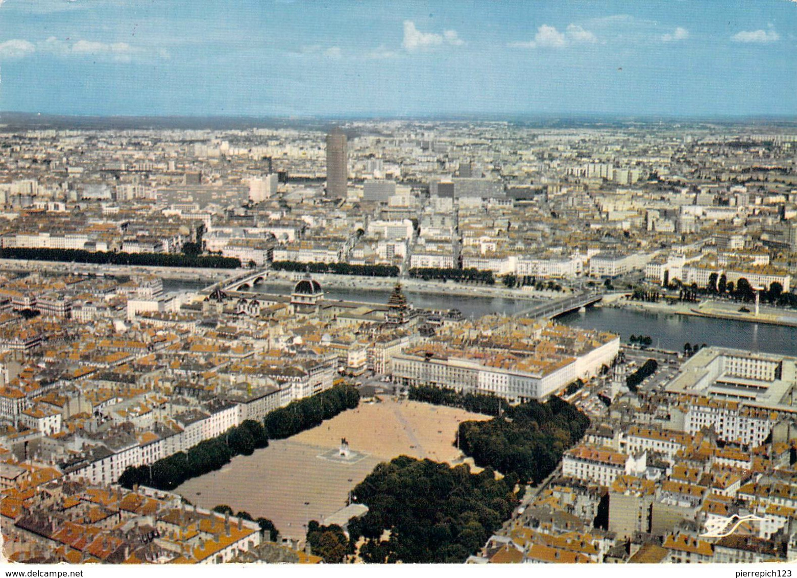 69 - Lyon - Au Premier Plan, La Place Bellecour - Au Second Plan, Le Rhône - Au Fond, La Tour De La Part Dieu - Sonstige & Ohne Zuordnung