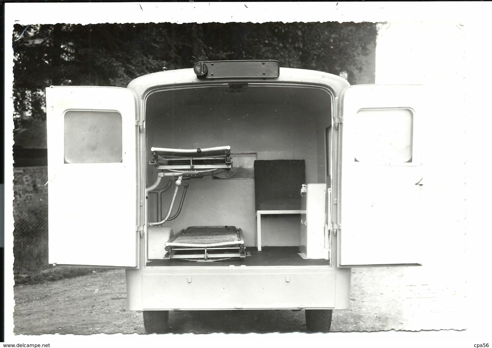 Années 40/50: Arrière FOURGON Aménagé AMBULANCE - Archive Carrosserie SURIREY - Photo POULAIN à FLERS - Transporter & LKW