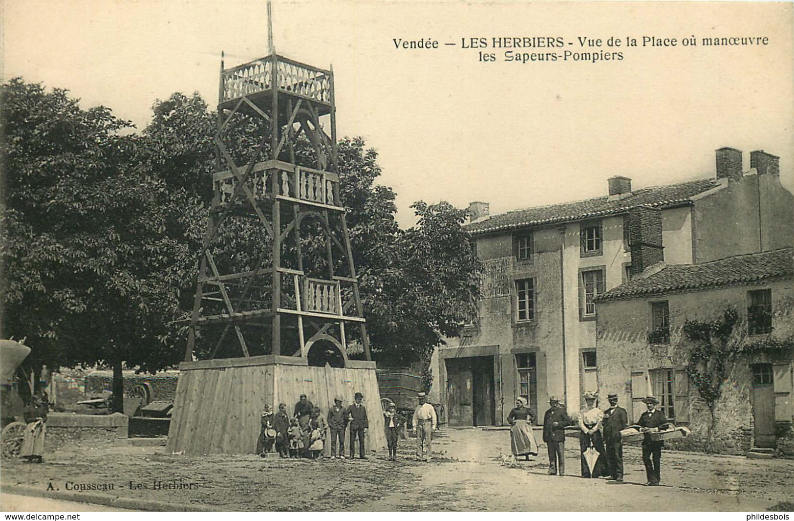 VENDEE  LES HERBIERS Vue De La Place Ou Manoeuvre  LES POMPIERS - Les Herbiers