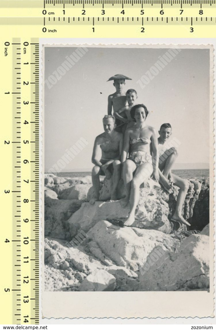 REAL PHOTO Swimsuit Woman Man Boys On Beach  - Plage Femme Homme Garcons ORIGINAL SNAPSHOT - Anonymous Persons