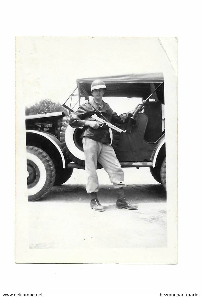 TUNIS JUIN 1954 MILITAIRE DEVANT JEEP AVEC ARME - PHOTO 9*6.5 CM - Guerra, Militares