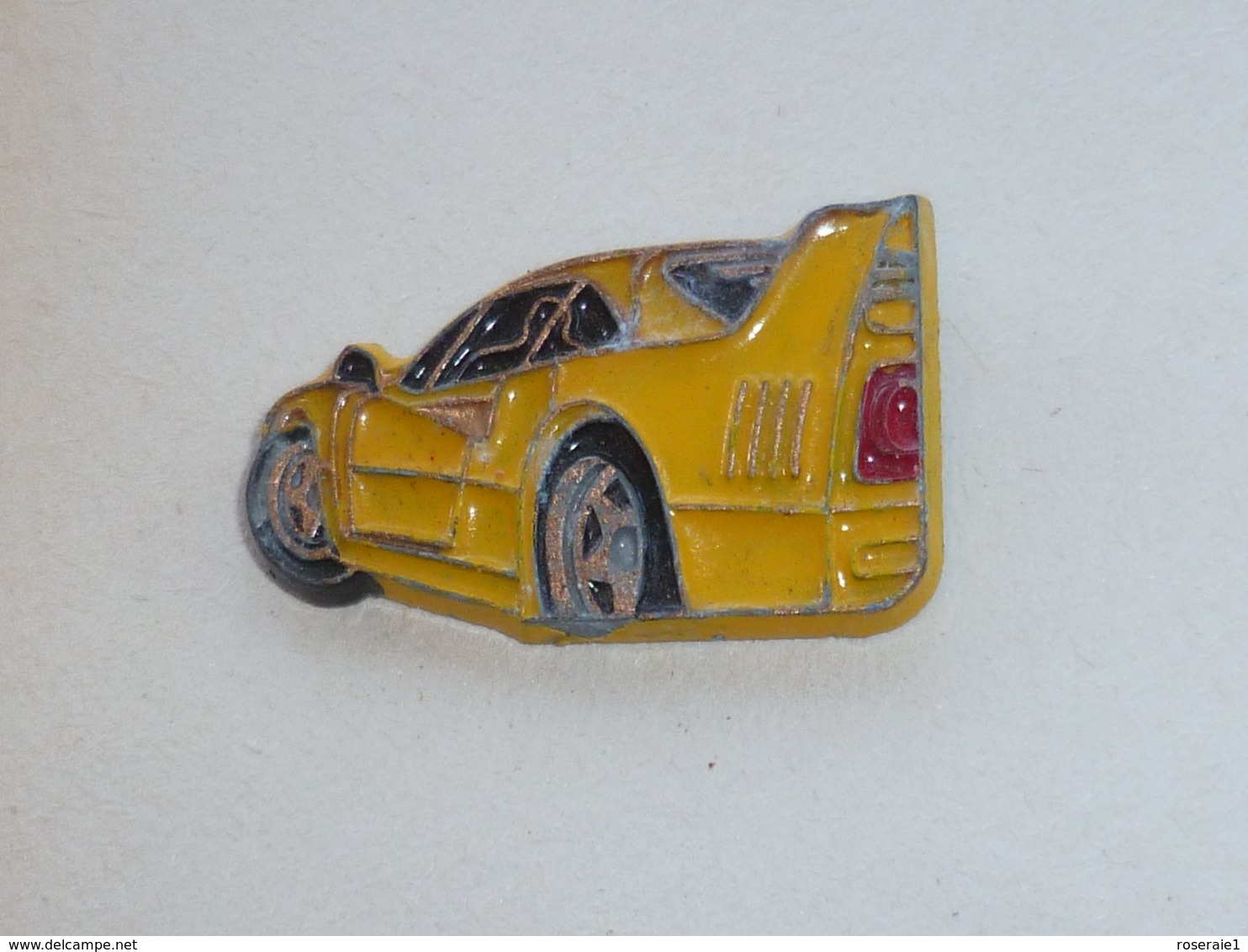 Pin's FERRARI, Signe ARTHUS BERTRAND, JAUNE - Ferrari