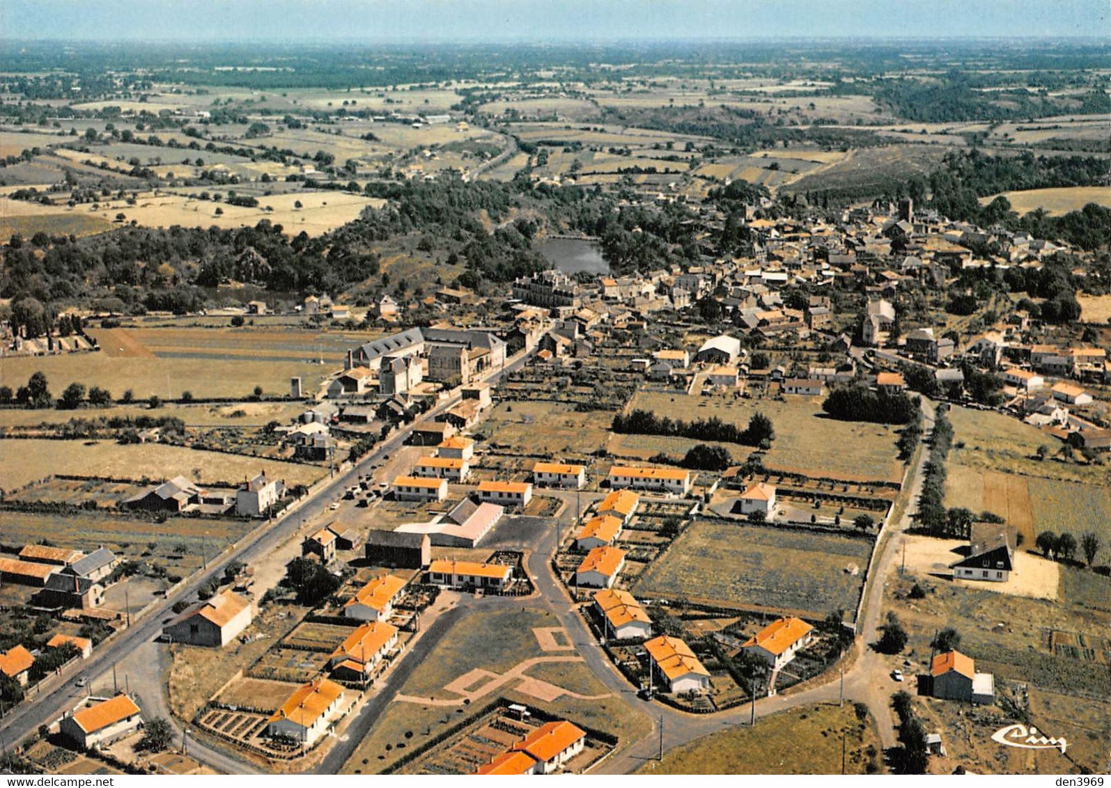 ARGENTON-CHÂTEAU - Vue Panoramique Aérienne - Au Premier Plan Le Village-Retraite - Argenton Chateau