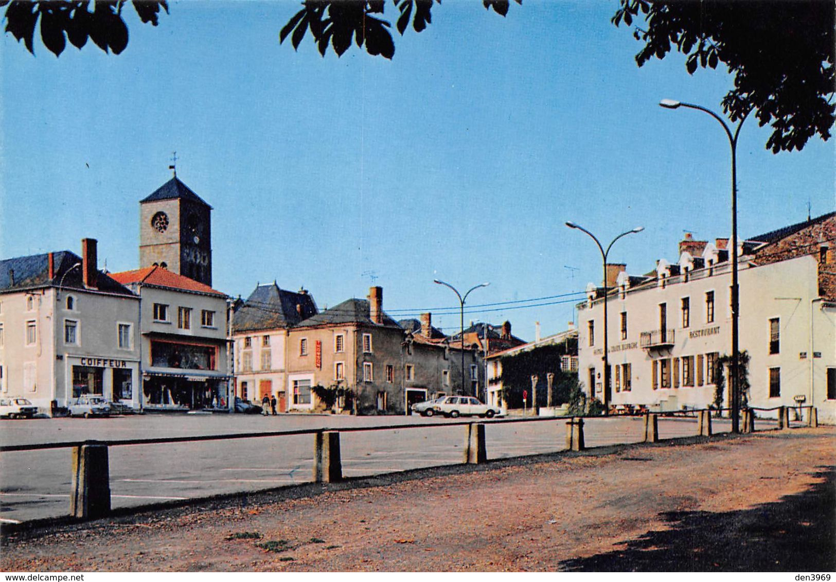 ARGENTON-CHÂTEAU - La Place Et L'hôtel De La Croix-Blanche - Coiffeur - Argenton Chateau