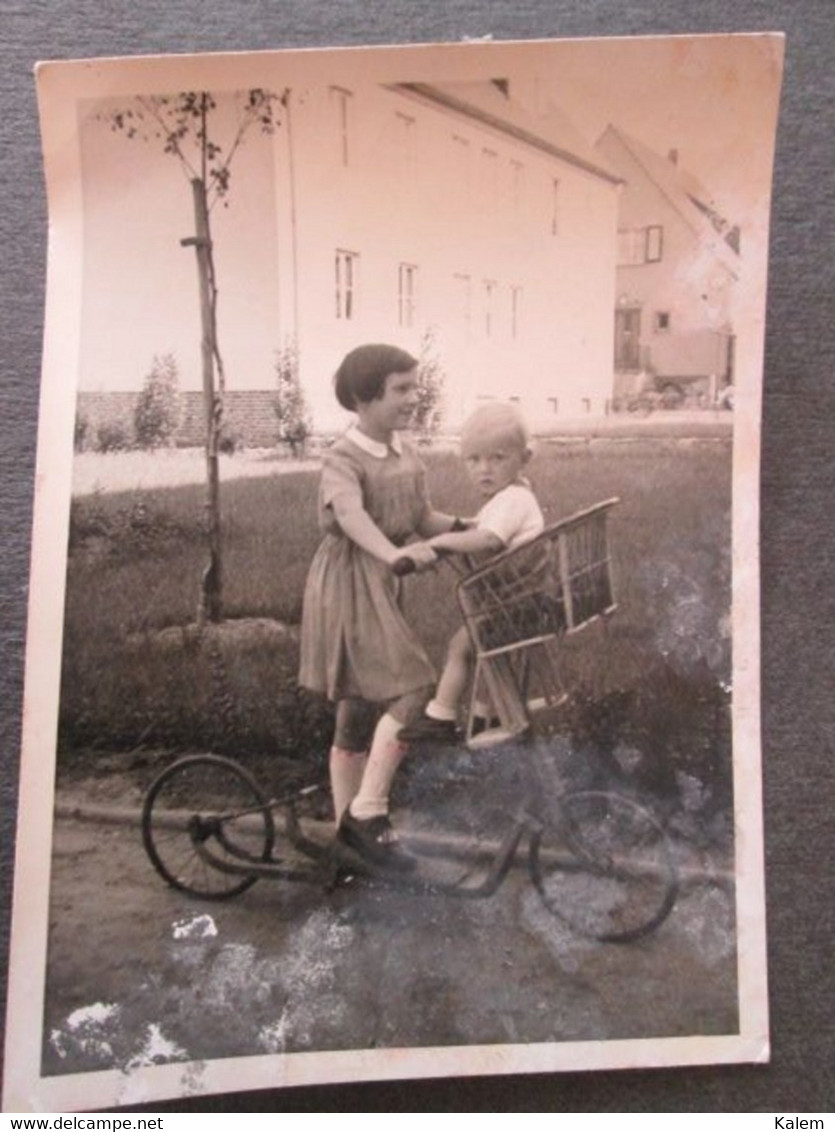 YOUNG GIRL WITH BABY ON A BIKE, JEUNE FILLE AVEC BÉBÉ SUR UN VÉLO, ORIGINAL PHOTO - Anonieme Personen