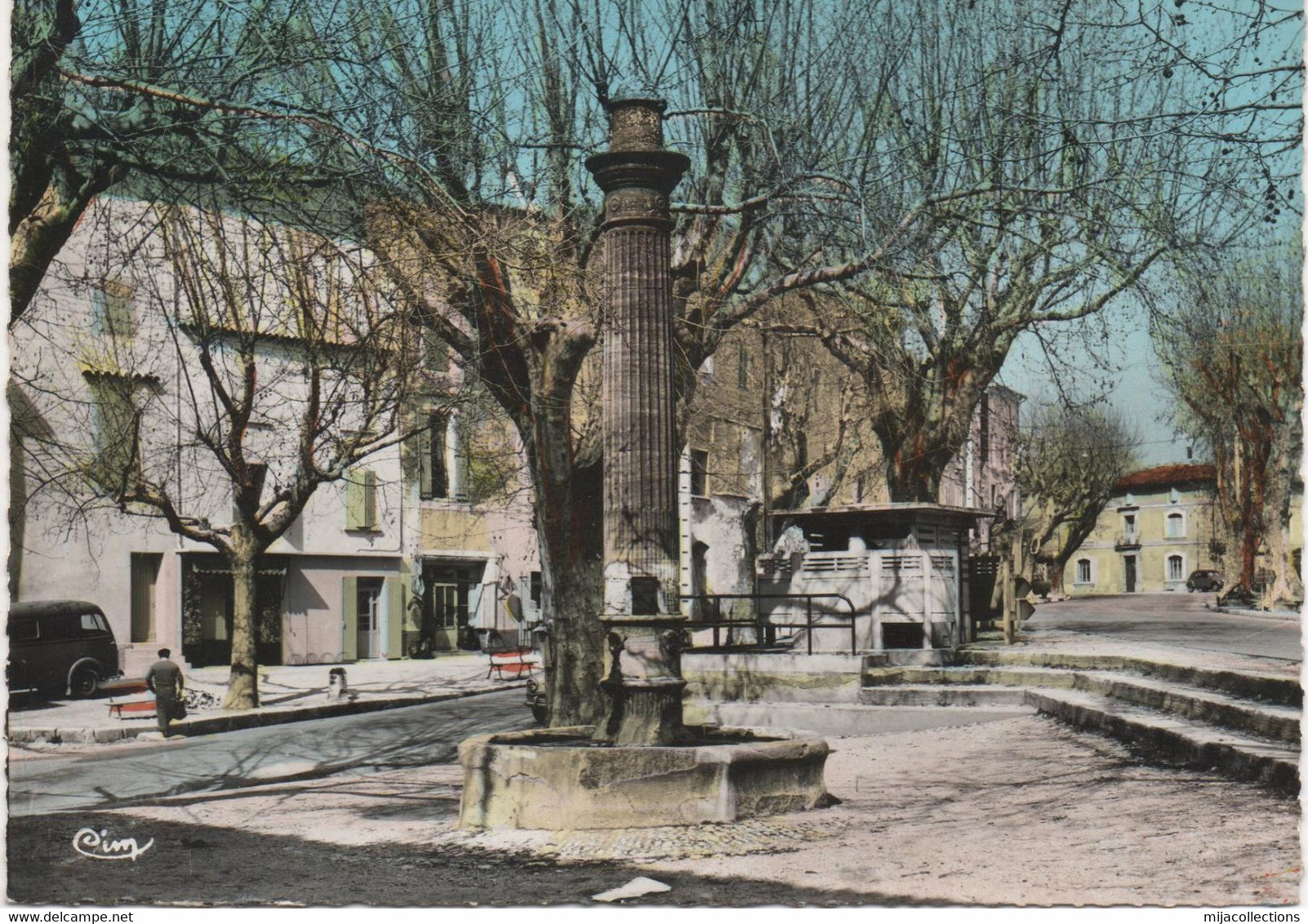 Carte-photo C50  MAZAN La Fontaine Et Le Cours-animée-fourgon Ancien-vespasienne - Mazan