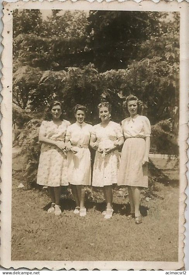 X4284 Pretty WOMEN In Nice Dresses At The Square - Photo Snapshot 8x6cm 1940' - Pin-up