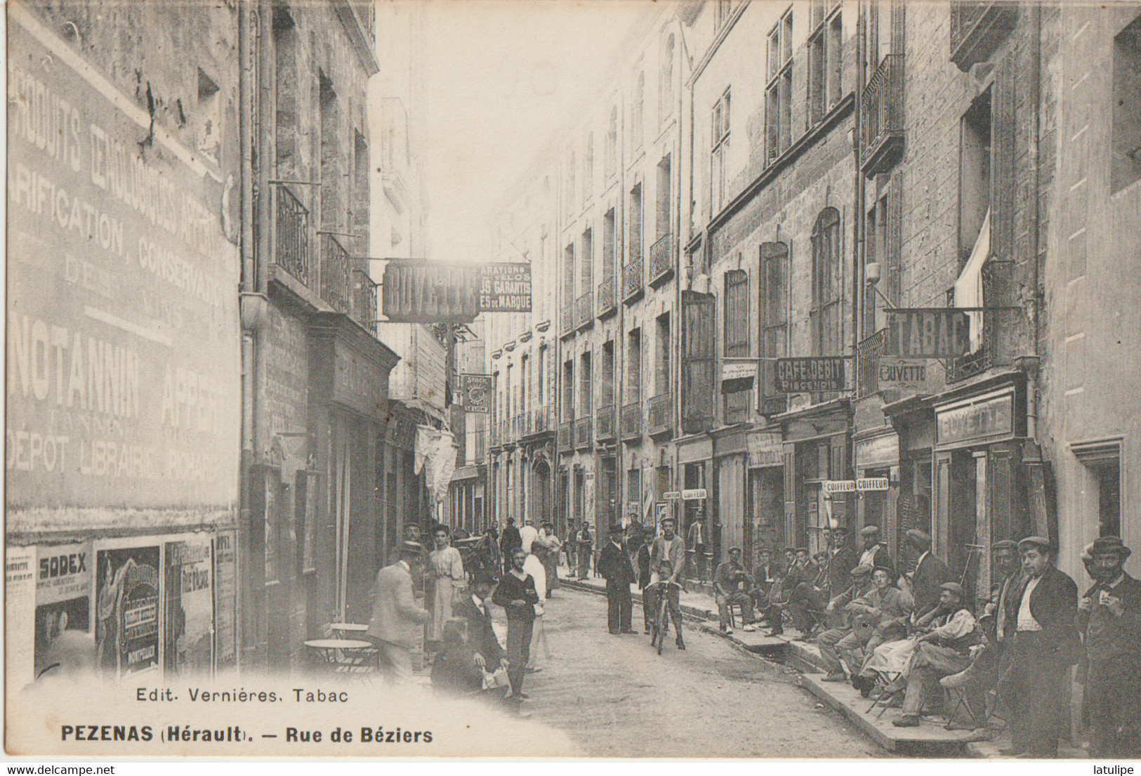 Pezenas  34   La Rue De Beziers Tres Tres Animée_Buvette-Tabac-Café-Debit Et Coiffeur - Pezenas