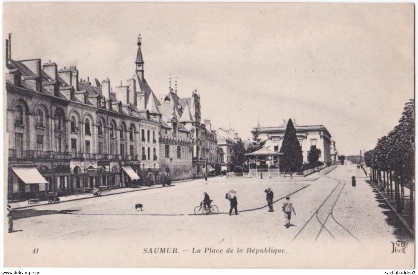 49. SAUMUR. La Place De La République. 41 - Saumur