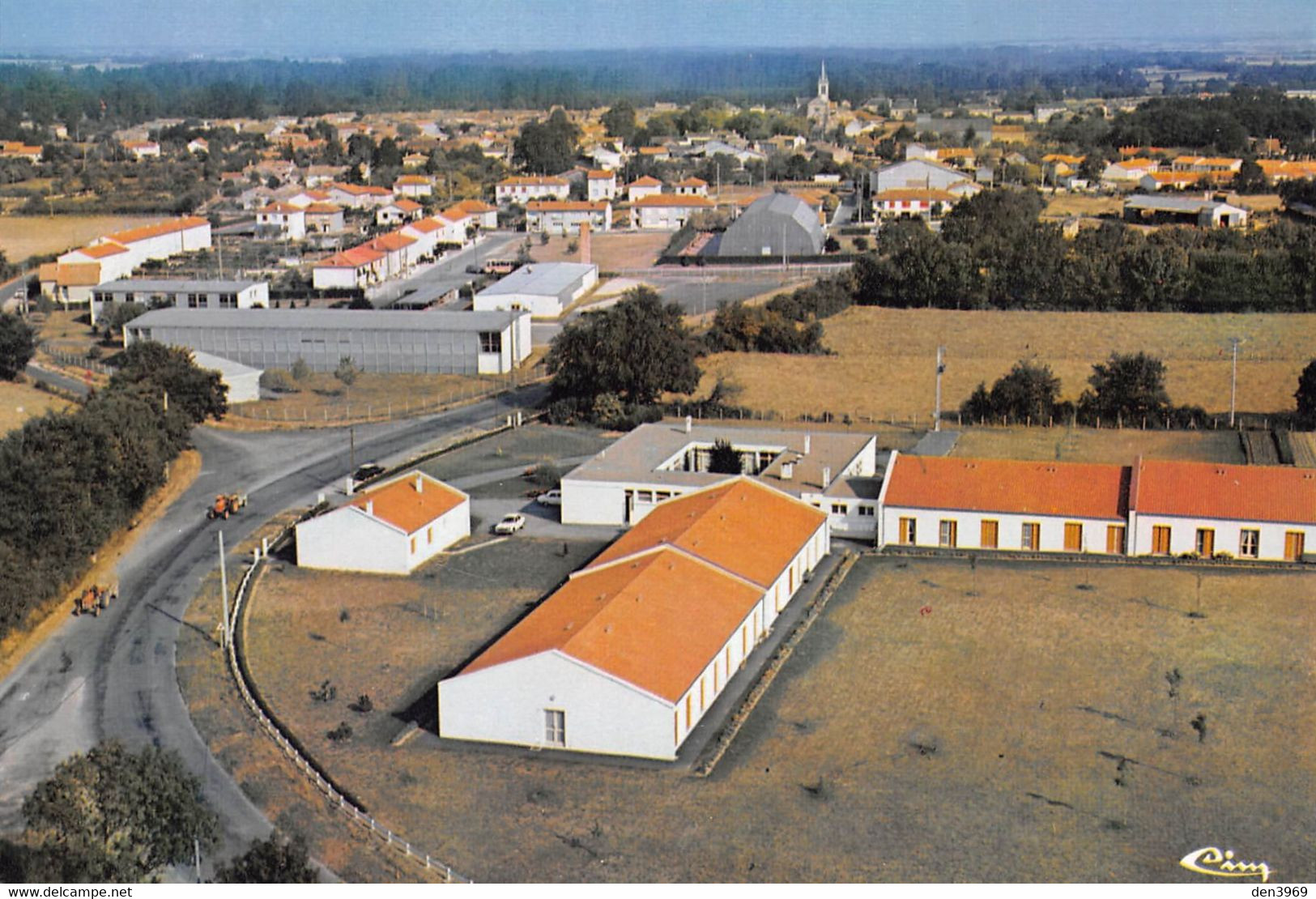 BRIOUX-sur-BOUTONNE - Vue Panoramique Aérienne - Au 1er Plan Le Foyer Logement De Retraites Et Le C.E.G. - Architectes - Brioux Sur Boutonne