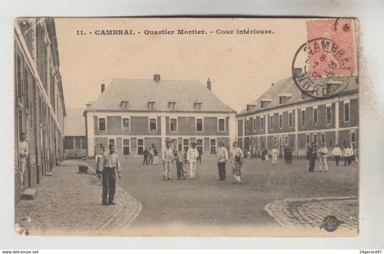 CPA MILITAIRE CAMBRAI (Nord) - Quartier Mortier Cour Intérieure - Cambrai