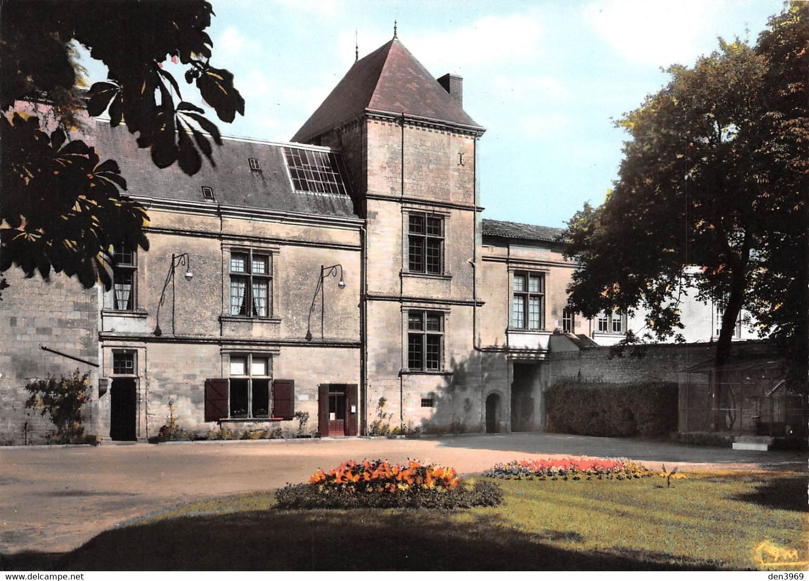 COULONGES-sur-l'AUTIZE - Le Parc De L'Hôtel De Ville - Coulonges-sur-l'Autize