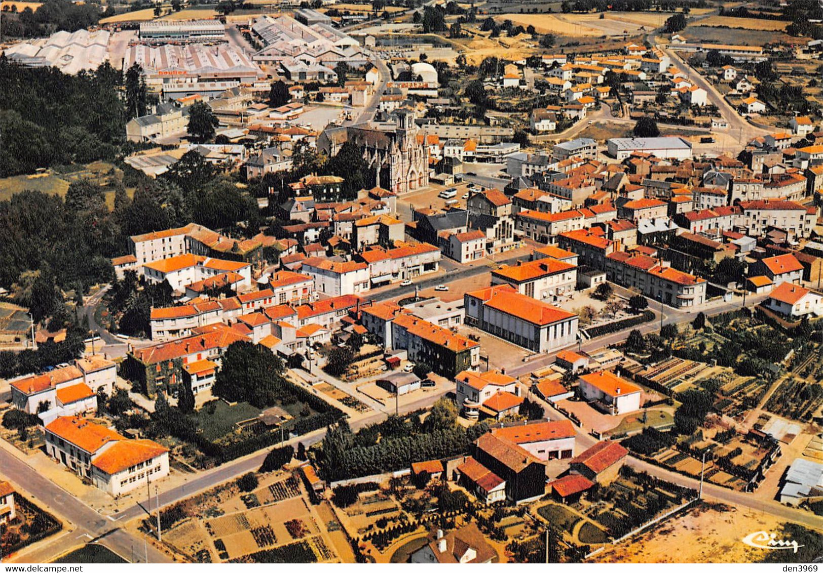 CERIZAY - Vue Panoramique Aérienne De La Ville - A L'arrière-plan L'Usine Heuliez - Cerizay