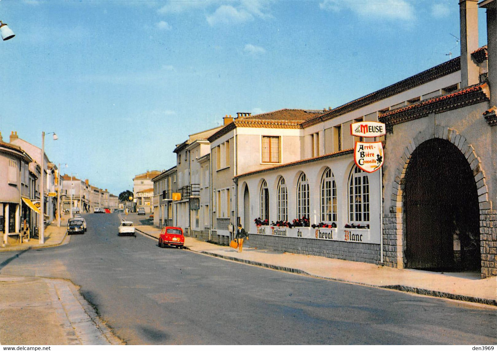 CERIZAY - La Rue Principale Et L'Hôtel-Restaurant Du Cheval Blanc - Cerizay