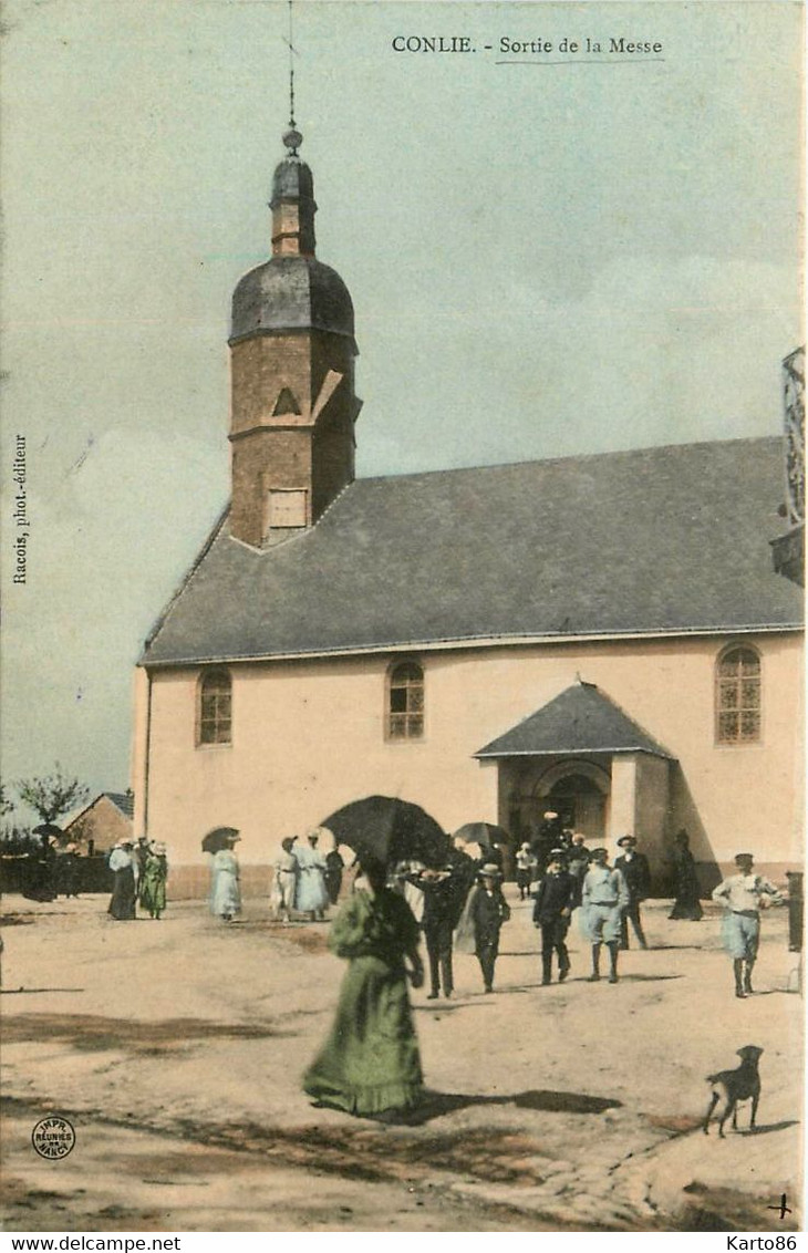 Conlie * Sortie De La Messe * Place De L'église - Conlie