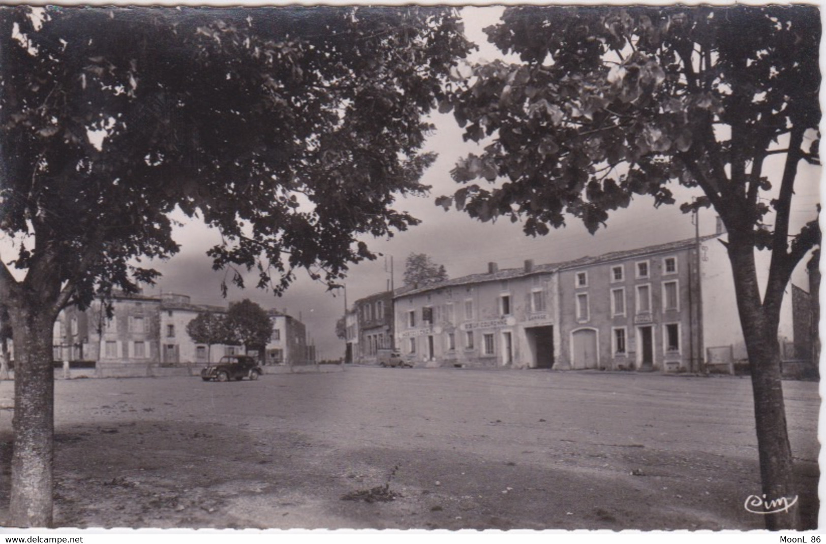 79 - CHAMPDENIERS - CHAMP DE FOIRE ET HOTEL DU BOEUF COURONNE - Automobile - Champdeniers Saint Denis