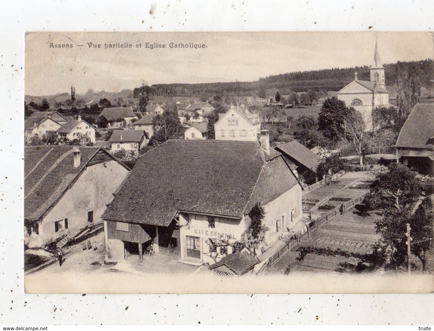 ASSENS VUE PARTIELLE ET EGLISE CATHOLIQUE (CAFE CENTRAL) - Assens