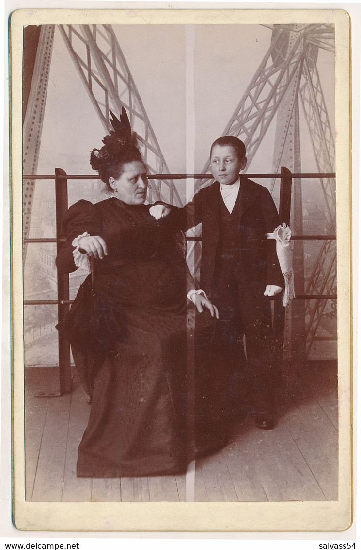 Photo Cabinet - Portrait Femme Et Enfant à La Tour Eiffel Par Neurdein Frères (BP) - Antiche (ante 1900)