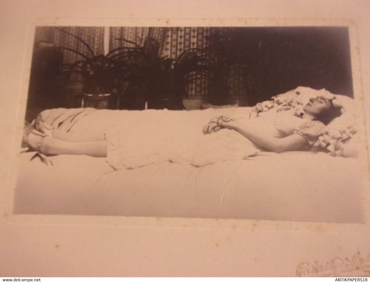 GRANDE PHOTO POST MORTEM CIRCA 1930 FEMME EN ROBE LIT COURONNE DE ROSES BLANCHES BOURGES PHOTO RUE MOYENNE - Anonyme Personen
