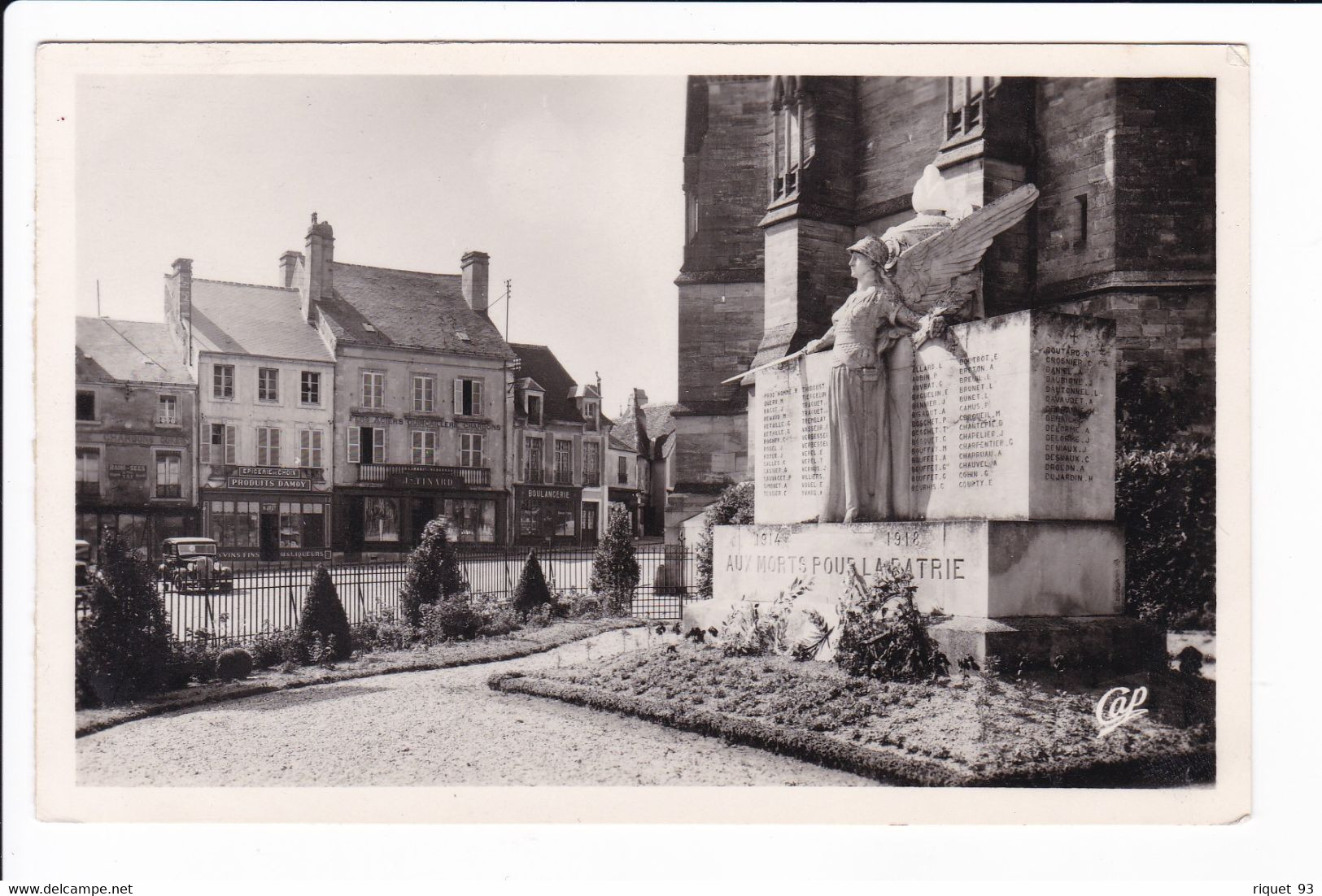 SEES - Le Square De La Cathédrale Et Le Monument Aux Morts - Sees
